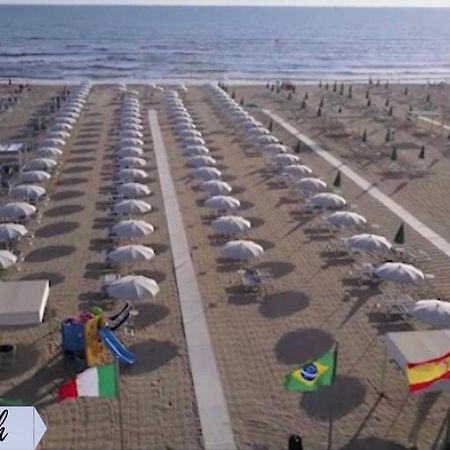 Front Beach Apartments Viareggio Exterior foto